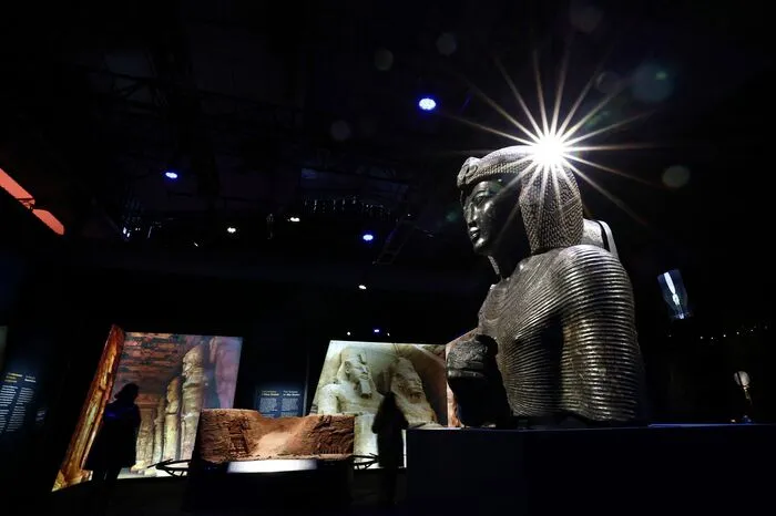 Ramses II. ließ in Ägypten zahlreiche Paläste und Tempel erbauen, wie den von Abu Simbel. Aus der gewaltigen Zahl an Inschriften, die er in die Tempel, Paläste und Stelen einmeißeln ließ, ist seine Geschichte überliefert.