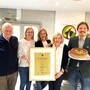 Die Familie Hecher: Seniorchef Dietmar Hecher, Elke und Nicol Hecher, Seniorchefin Hilde Hecher und Juniorchef Julian Hecher (von links) 