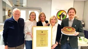 Die Familie Hecher: Seniorchef Dietmar Hecher, Elke und Nicol Hecher, Seniorchefin Hilde Hecher und Juniorchef Julian Hecher (von links) 