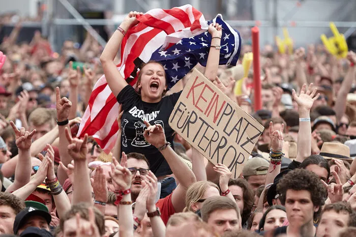 Rockfans zeigten während des Auftritts der US-amerikanischen Metal-Band "Five Finger Death Punch" vor der Hauptbühne ein Schild mit der Aufschrift "Kein Platz für Terror".