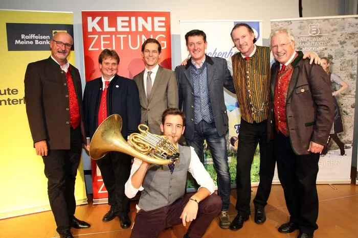 Fest der Stimmen im edu-care Seminarzentrum im Treffen, Bild vlnr. Klaus Glanznig (Bgm. Treffen), Franz Josef Isak (Ltg. Kärntner Doppelsextett), Gerald Lassnig (Ltg. Raiffeisenbank Treffen), Seppi Rukavina (Moderator), Erwin Podesser (Ltg. Vokalsolisten Kärnten) und Richi Di Bernardo (Projektleiter)