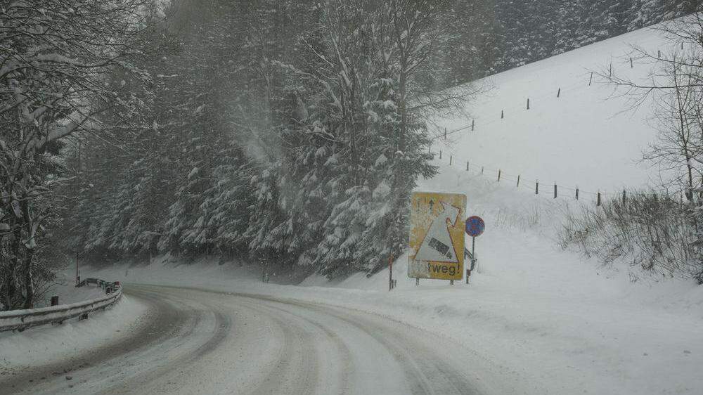 Jedes Mal bei Schneefall bleiben am Alpl Lkw hängen (Symbolbild)