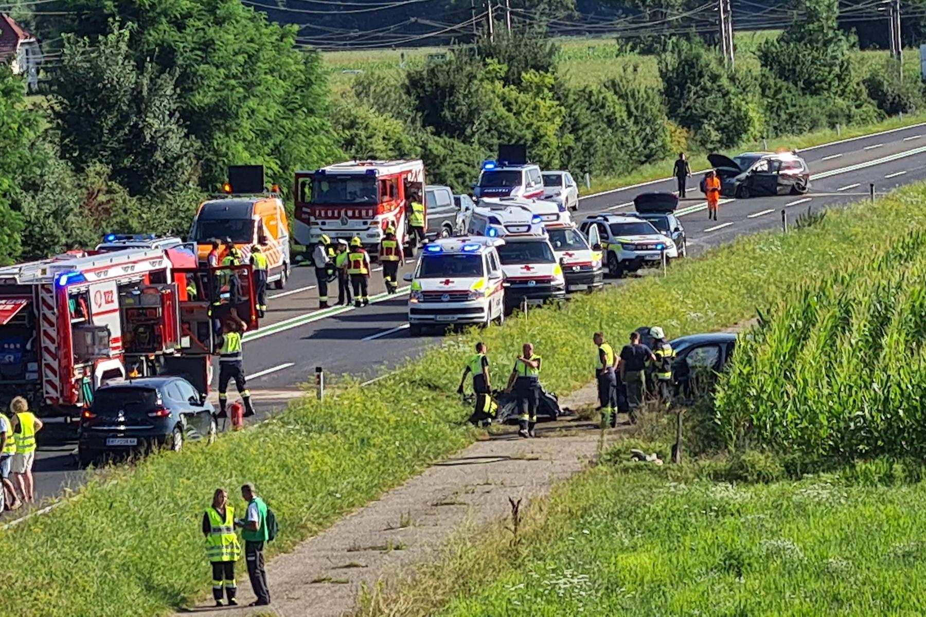Fünf Fahrzeuge beteiligt: Mehrere Verletzte bei schwerem Unfall auf der S37