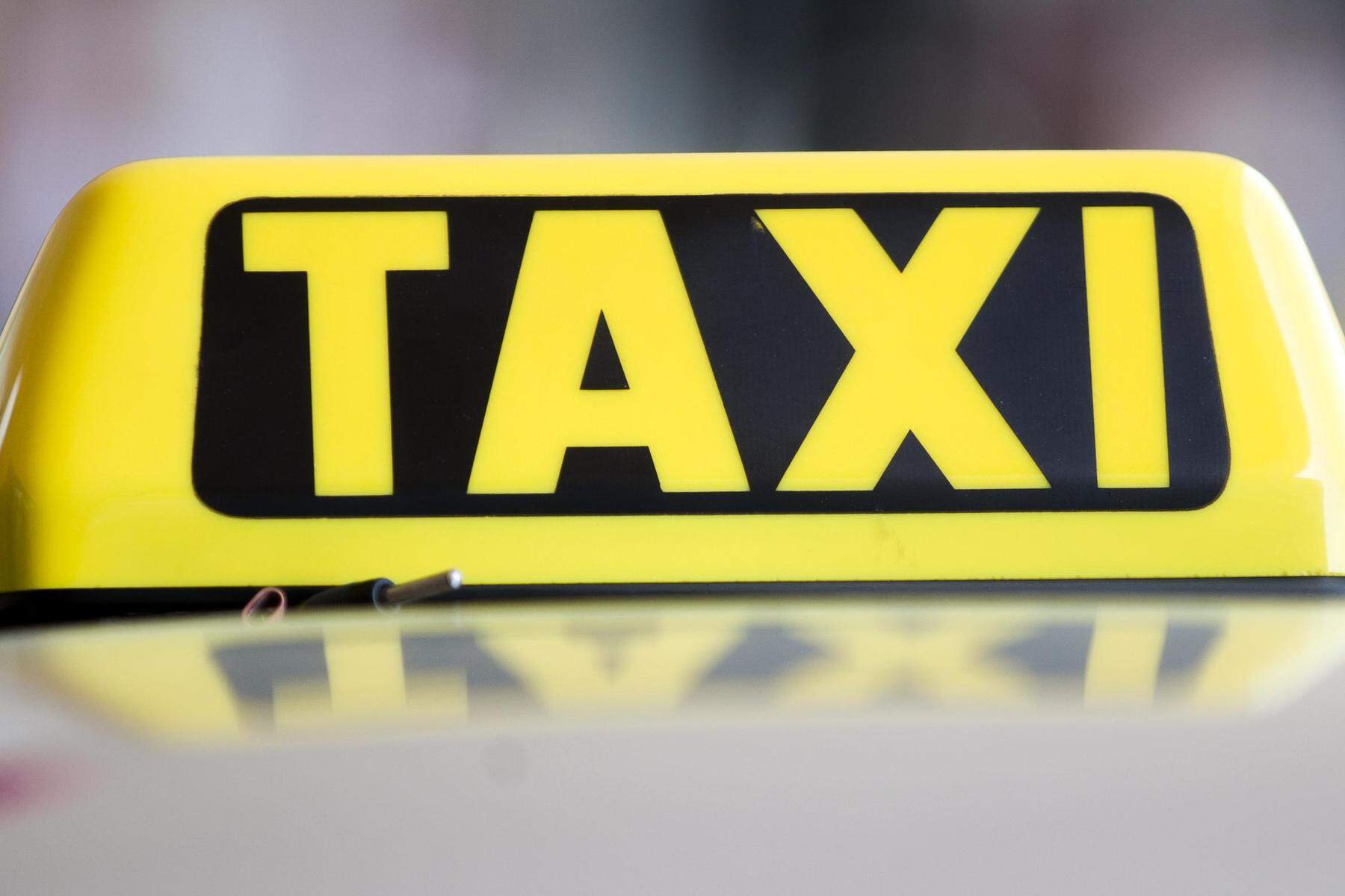 Rabiater Passagier | Kärntner Taxifahrerin bei Streit um Fahrpreis verletzt