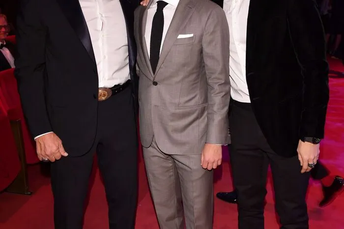 Am roten Teppich erschien "Arnie" mit seinem Sohn Patrick und Ex-Fußballer Philip Lahm.