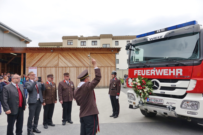 Feuerwehrkurat Pfarrer Anton Herk-Pickl segnete das neue Einsatzfahrzeug.