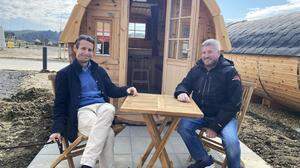 Die Geschäftsführer Emanuel Liechtenstein (l.) und Harald Gebetsroither (r.) freuen sich auf die Eröffnung des „Camping-Resort Riegersburg“ am 24. März