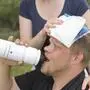 Was tun im Hitzenotfall? Kühle Umschläge am Kopf oder im Nacken sowie der Person genug zu trinken geben (Symbolfoto)