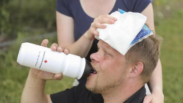 Was tun im Hitzenotfall? Kühle Umschläge am Kopf oder im Nacken sowie der Person genug zu trinken geben (Symbolfoto)
