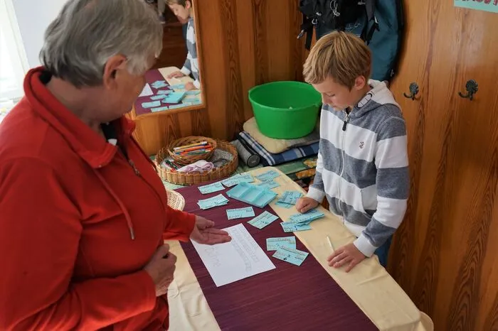 Selbst gebastelte Eintrittskarten durften natürlich nicht fehlen.