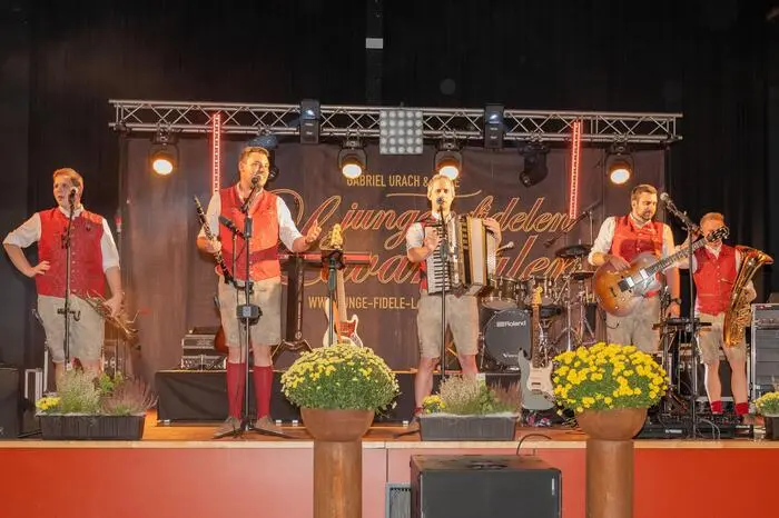 Für Tanzstimmung im Festsaal sorgten die „Jungen fidelen Lavantaler“.