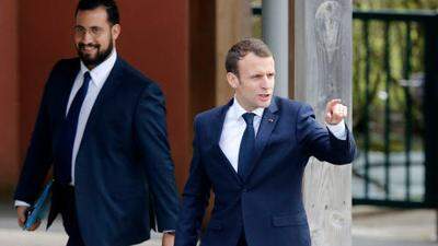 Macron (r.) mit seinem ehemaligen Sicherheitsmitarbeiter Alexandre Benalla (l.)