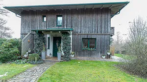 Hinter dieser Holzfasade findet man großzügige Wohnbereiche und Büros. 