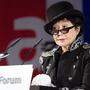 Hut und Sonnenbrille sind zu Yoko Onos Markenzeichen geworden