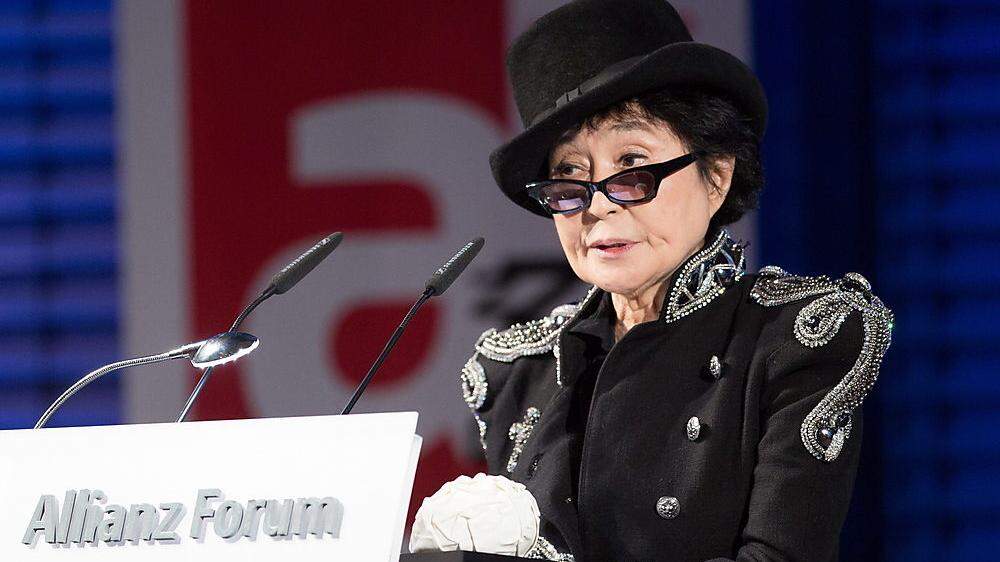 Hut und Sonnenbrille sind zu Yoko Onos Markenzeichen geworden