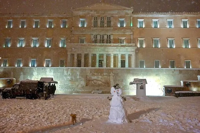 Das Parlamentsgebäude wird dabei von einem Schneemann bewacht.