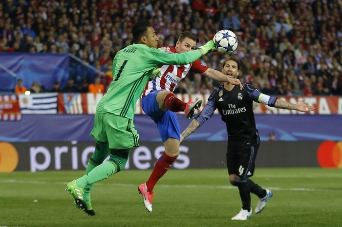 Der spanische Rekordmeister stieg trotz eines 1:2 beim Stadtrivalen Atletico auf, weil er das Semifinal-Hinspiel in der Vorwoche mit 3:0 gewonnen hatte.