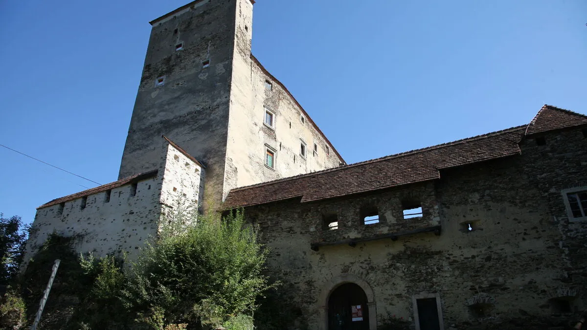 Die Burg Neuhaus war eine völlige Ruine. Sie wurde liebevoll und originalgetreu rekonstruiert
