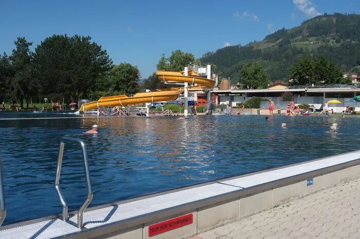 Wasserrutsche wie Sprungturm können genutzt werden. Die Handläufe werden regelmäßig desinfiziert.