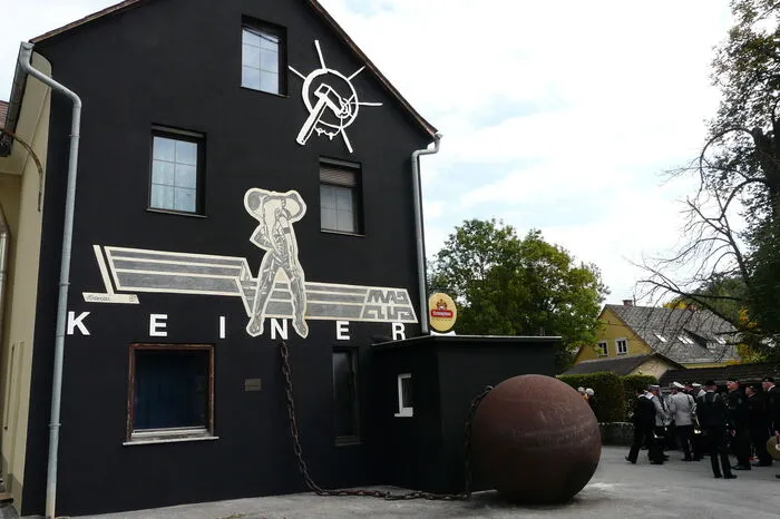 Das Gasthaus von Fritz Kosir bekam im Zuge der Kunstaktion einen schwarz-weißen Anstrich.