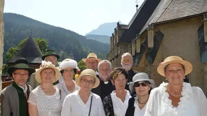 Die Umsetzung des Projektes "Touristische Erschließung der Kirchenburg St. Oswald" wurde am Samstag, den 24. Juni, gefeiert. Neben dem Obmann des Vereins, Gregor Ruckhofer, war auch Pfarrer Anton Reinprecht maßgeblich an der Gestaltung und Umsetzung beteiligt.