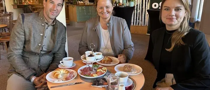 Jufa-Unternehmenssprecher Martin Seger-Omann, Christine Schwetz vom Oststeiermark-Tourismus und Yara Lanthaler, Standortleiterin des Jufa Pöllau (v. l.)