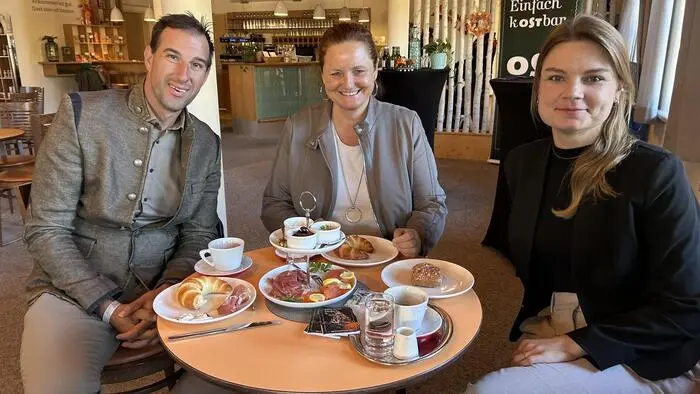Jufa-Unternehmenssprecher Martin Seger-Omann, Christine Schwetz vom Oststeiermark-Tourismus und Yara Lanthaler, Standortleiterin des Jufa Pöllau (v. l.)