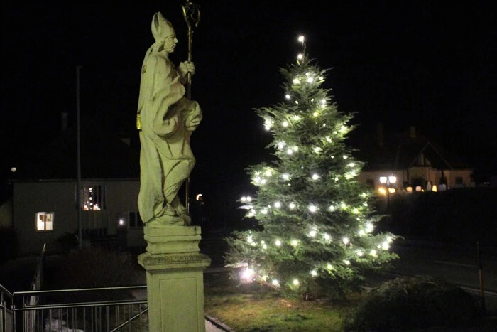 Auch in Preitenegg erstrahlen die Christbäume.