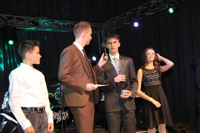 Die Gewinner der KAtegorie "Jugendsportler": Jonas Keutz (Tennis), Sieger Mathias Pascottini (Karate) und Julia Strauß (Laufpsort)