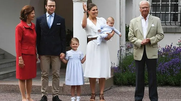 Königin Silvia mit zwei (Estelle und Oscar) ihrer fünf Enkelkinder. 
