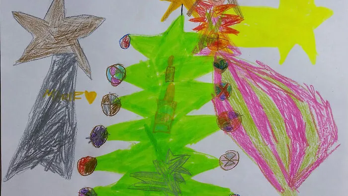 Marie Resch (6) aus Hattendorf malte das Christkind, das gerade den Baum schmückt und einen Sack mit Geschenken bei sich hat.