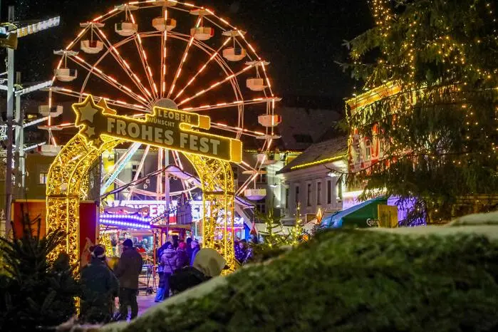 Bis 23. Dezember sind die Pforten geöffnet, auch das Riesenrad ist wieder mit dabei, das besonders Kinderaugen zum Leuchten bringt.