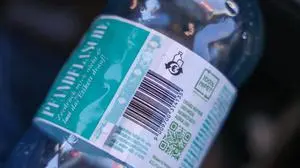 03.04.2025, Eggelsberg, AUT, Unterwegs in Oberösterreich, Symbolbild, Themenbild, Verschiedene Themenbilder, Pfand, Rückgabe, Flaschen, Pet, im Bild Pfandrückgabe, Plastikflaschen, Automat, Müll, Pfandflaschen, Symbol, Logo, Pfand, Österreich, *** 03 04 2025, Eggelsberg, AUT, On the road in Upper Austria, symbol picture, theme picture, various theme pictures, deposit, return, bottles, pet, in the picture deposit return, plastic bottles, vending machine, garbage, deposit bottles, symbol, logo, deposit, Austria,