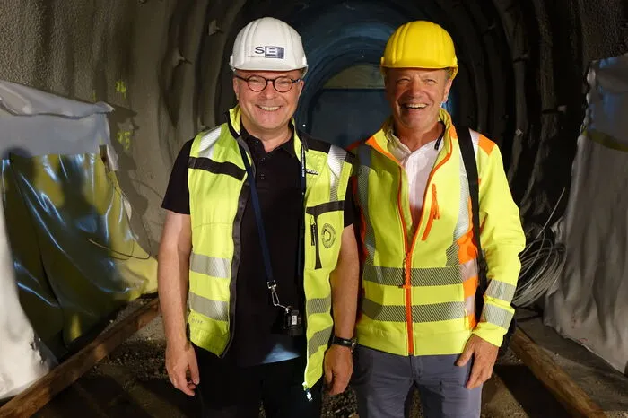Robert Galler mit seinem Kollegen und Partner der TU Graz, Peter Sturm (r.)