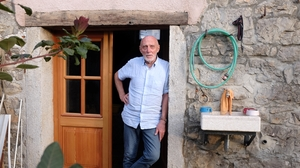 Paolo Rumiz vor seinem Haus in einem kleinen Dorf im Karst