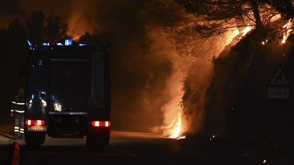 Das Feuer nahe der dalmatinischen Stadt Šibenik hat am Mittwoch Zaton und Raslina an der Krka-Riviera erfasst