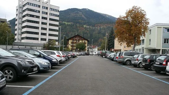 Die Käufer des Areals Kaufhaus Lienz, derzeit Parkplatz der Stadt, kommen nicht ins Grundbuch, von einem Bau ist nichts zu sehen