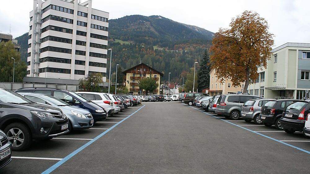 Die Käufer des Areals Kaufhaus Lienz, derzeit Parkplatz der Stadt, kommen nicht ins Grundbuch, von einem Bau ist nichts zu sehen 