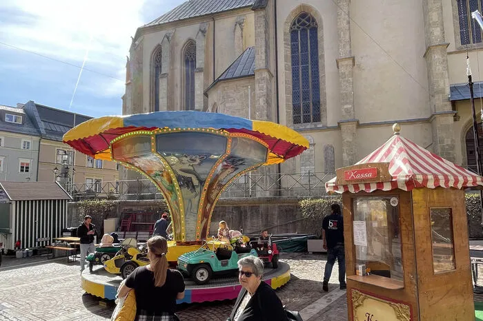 15 Marktstandler präsentieren auf dem Villacher Hauptplatz ihre Produkte. Ein bunter Mix erwartet die Besucherinnen und Besucher. Osterschinken, Würstel und Reindling für die Osterjause, aber auch dekorative Osterkerzen, Weihkorbdecken, Holzspielwaren, Schmuck und Töpferware werden angeboten.
