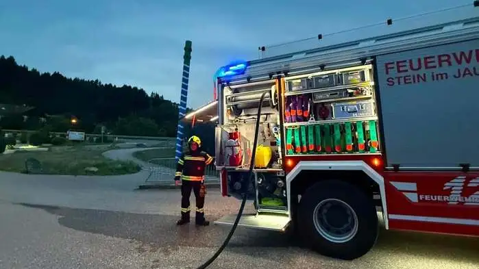 Ein Feuerwehrmann vor einem Feuerwehrauto