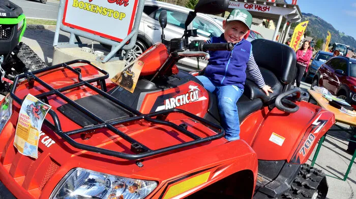 Auch für die jüngsten Besucher der Hausmesse bei der Autoklinik in Kirchbach gab es viel zu schauen.