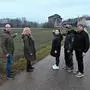 „Rettet das Kainachtal“-Obmann Robert Ranftl und die Anrainer Brigitte Kloiber, Nicole Probst, Patrick Egger und Raimund Probst zeigen auf den geplanten Standort des Heizwerks