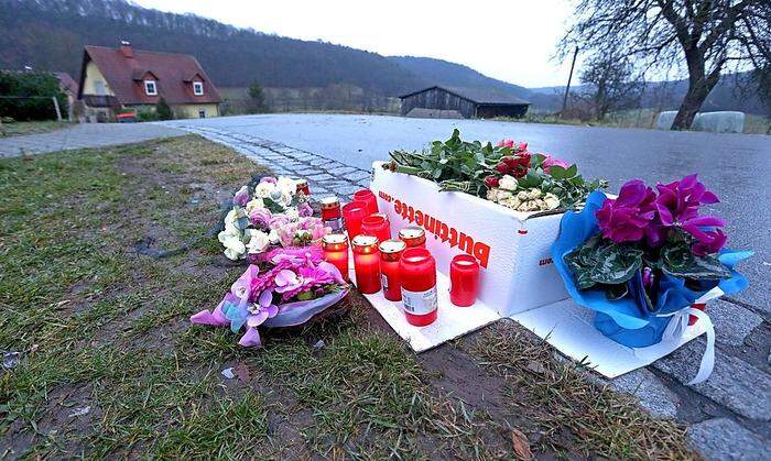 Blumen und Kerzen für die Elfjährige 