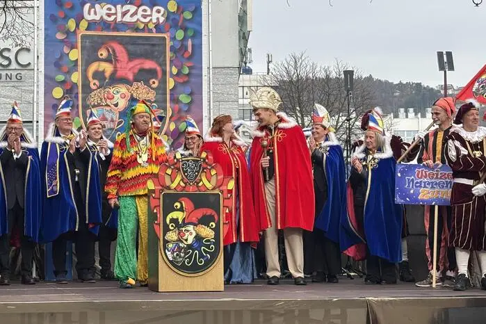Auch wurde das Motto dieser Saison verlautet: „Hexen, Helden und Halunken“. Die gereimte Moderation auf der Bühne übernahmen Hofnarr Hannes Steinwender und die Faschingskanzlerin Barbara Tiefengraber alias „FaKaBa“.