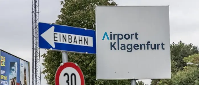 Ein Schild mit dem Logo des Airports Klagenfurt | Der Flughafen Klagenfurt sieht durch die Abgabe einen Nachteil gegenüber den Flughäfen Laibach und Triest