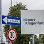 Ein Schild mit dem Logo des Airports Klagenfurt | Der Flughafen Klagenfurt sieht durch die Abgabe einen Nachteil gegenüber den Flughäfen Laibach und Triest