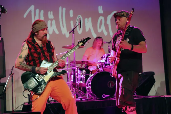 Die Müllionäre mit Tom Pulverer, Guitar und Vocals, Gote Rannacher, Drums und Mike Lamprecht am Bass, brachten mit ihren zahlreichen Fans noch einmal Stimmung in den Stadtsaal.