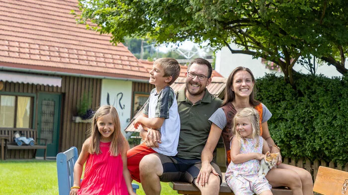 Familie Tertinjek: Lena (7), Julian (bald 9), Gregor (38), Bettina (34) und Sofie (4). Bettina und Gregor Tertinjek haben 2012 den Serschenhof von Gregors Eltern übernommen. Ein Hof mit einer spannenden Geschichte, denn er liegt zur einen Hälfte in Österreich und auf der anderen Hälfte in Slowenien.