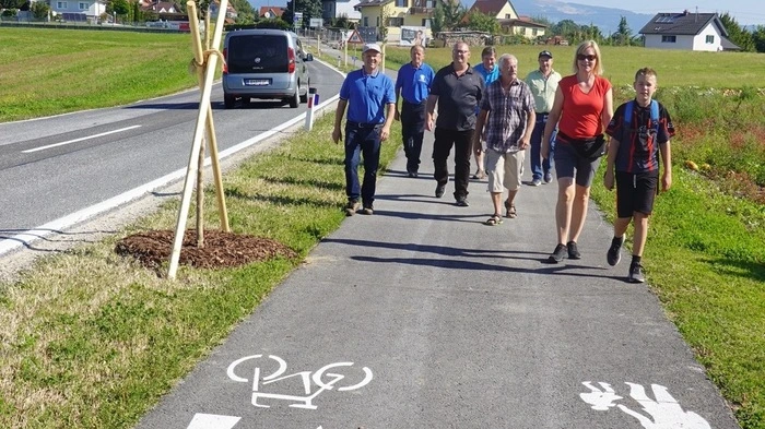 Gleich "getestet" wurde der neue Geh- und Radwegabschnitt in Greith entlang der B72 von Wanderern...