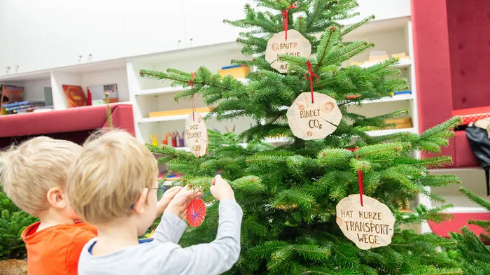 Die Kinder des Augustinum Kindergartens schmücken ihren steirischen Christbaum bereits, andere müssen sich noch gedulden
